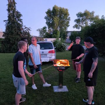 zusammen grillen